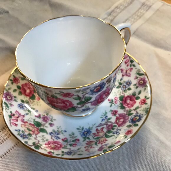Vintage Royal Victoria Floral Teacup & Saucer - Picture 2 of 4